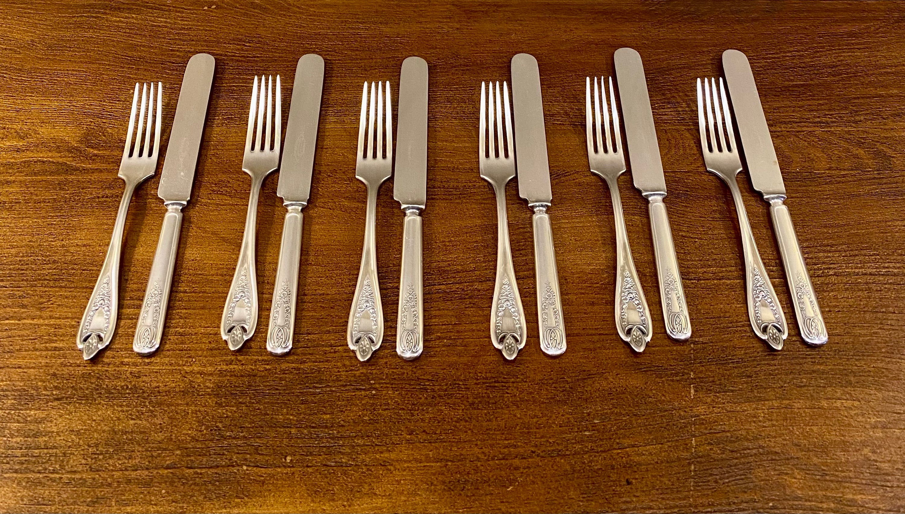 1847 Rogers Bros 1911 Old Colony Pattern Silverware / 12 Piece Set