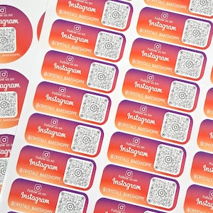 Op de afbeelding: Een vel stickers met een verloop van oranje, roze en paars. Elke sticker heeft een QR-code en de tekst "Volg ons op Instagram @CRYSTALS_BAKESHOPPE".