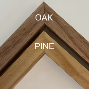 Pu&ograve; includere: Primo piano di due cornici per foto in legno, una in quercia e l'altra in pino. La cornice in quercia &egrave; di colore pi&ugrave; scuro e ha una venatura pi&ugrave; pronunciata. La cornice in pino &egrave; di colore pi&ugrave; chiaro e ha una venatura pi&ugrave; liscia.