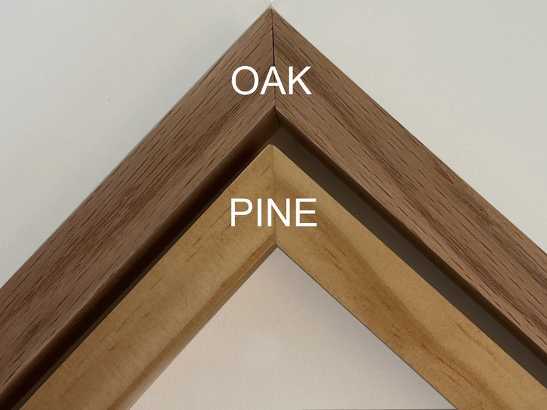 Pu&ograve; includere: Primo piano di due cornici per foto in legno, una in quercia e l'altra in pino. La cornice in quercia &egrave; di colore pi&ugrave; scuro e ha una venatura pi&ugrave; pronunciata. La cornice in pino &egrave; di colore pi&ugrave; chiaro e ha una venatura pi&ugrave; liscia.