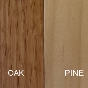 Pu&ograve; includere: Primo piano di due campioni di legno, uno etichettato "OAK" e l'altro "PINE". Il campione di quercia &egrave; di colore marrone pi&ugrave; scuro con una venatura pi&ugrave; pronunciata. Il campione di pino &egrave; di colore marrone pi&ugrave; chiaro con una venatura pi&ugrave; fine.