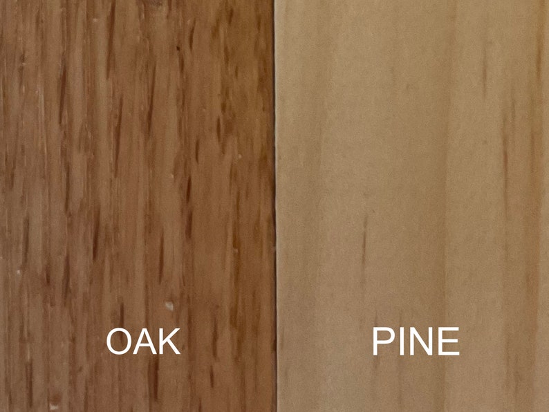 Pu&ograve; includere: Primo piano di due campioni di legno, uno etichettato "OAK" e l'altro "PINE". Il campione di quercia &egrave; di colore marrone pi&ugrave; scuro con una venatura pi&ugrave; pronunciata. Il campione di pino &egrave; di colore marrone pi&ugrave; chiaro con una venatura pi&ugrave; fine.