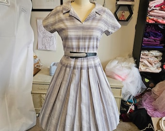 Vintage Dress, 1950s Dress, 50s Vintage, 1950s Day Dress, Seersucker Vintage Dress w/ original belt, 28"waist, Vintage Medium, wounded dress
