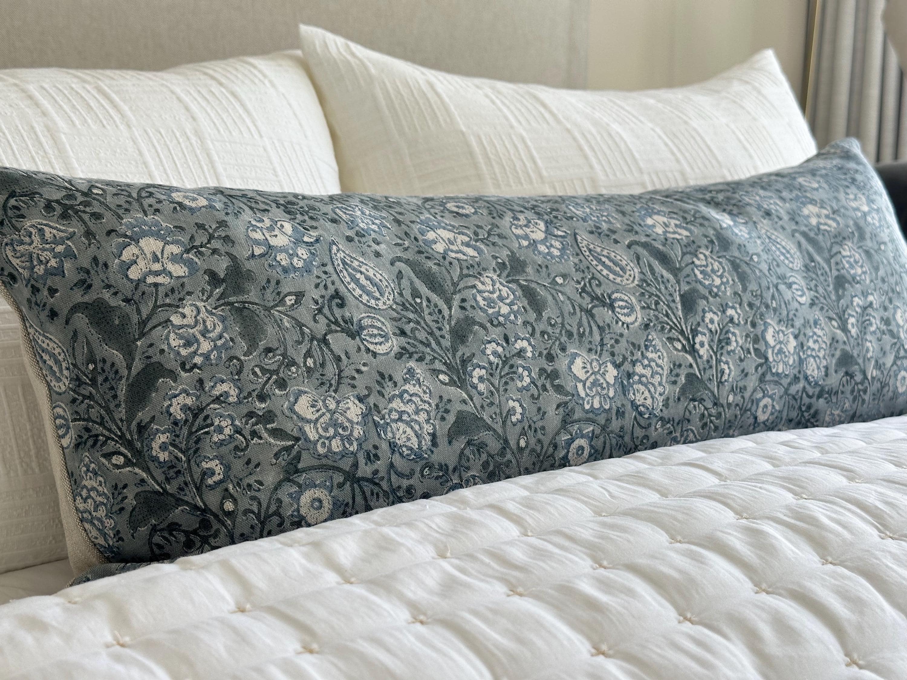 Funda de almohada lumbar con estampado floral azul grisáceo: lino hecho a mano con estampado de bloques