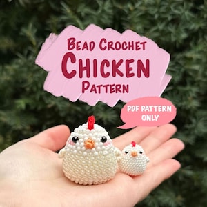 Peut inclure: Un patron PDF pour crocheter un poulet en perles. Le patron comprend des instructions pour réaliser deux poulets, un grand et un petit. Les poulets sont blancs avec des crêtes rouges et des yeux noirs.