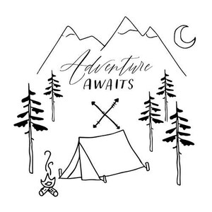 Può includere: Disegno in bianco e nero di una scena di campeggio con montagne, alberi, una tenda, un falò e il testo "L'avventura ti aspetta".