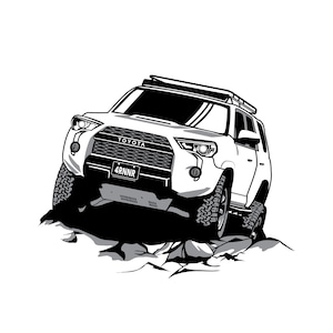 Puede incluir: Una ilustración en blanco y negro de un SUV Toyota 4Runner blanco conduciendo por un terreno rocoso. El vehículo tiene un portaequipajes y una placa de matrícula que dice "4RNNR".