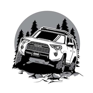 Könnte beinhalten: Schwarzweiß-Illustration eines Toyota 4Runner, der durch einen Wald fährt. Das Fahrzeug hat ein Dachgepäckträger und ein Nummernschild mit der Aufschrift "4RNNR".