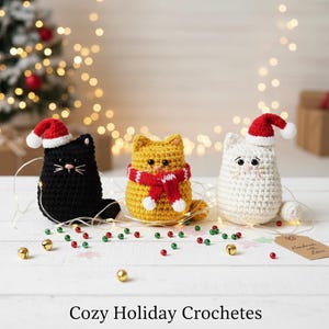 Op de afbeelding: Drie gehaakte kattenornamenten in zwart, geel en wit, elk met een kerstmuts of een rode sjaal. De katten zijn versierd met kleine details en staan op een wit oppervlak met vakantiedecoraties. De tekst "Cozy Holiday Crochetes" staat onderaan.