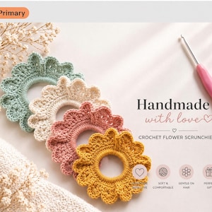 Könnte beinhalten: Handgefertigte Häkel-Haargummis in Blumenform in Pastellfarben: Grün, Creme, Rosa und Gelb. Das Bild zeigt einen Häkelhaken und den Text "Handmade with love".