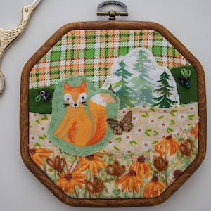 Paysage, technique mixte, broderie, cerceau, art, collage, tissu, renard, forêt, art cottagecore, décoration intérieure, art mural, accrochage