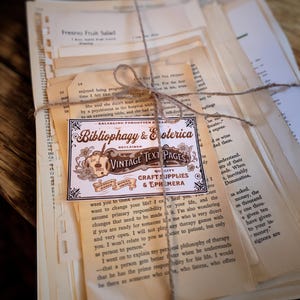 Vintage boekpagina's: alleen tekst samengesteld papierpakket voor ongewenste tijdschriften