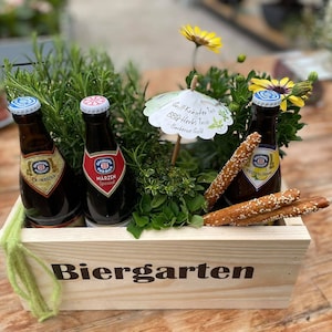 Beer garden "To Go" 3 tipos de cerveja de ciclismo, ervas e flores em uma enorme caixa de madeira