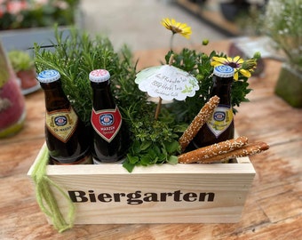 Biergarten "To Go" 3 Sorten Radbier, Kräuter und Blumen in einer massiven Holzkiste