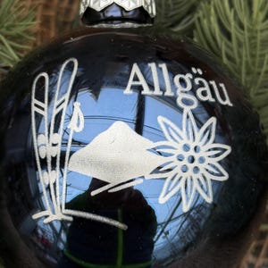Ski Weihnachtskugel – gravierte Kugel mit Edelweiß & Skiern – Allgäu Ischgl Tirol – personalisiert