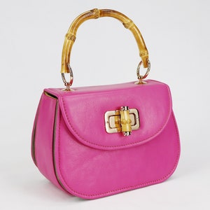 Bolso de piel con asa superior en color rosa y elementos de bambú, Alvara Pink