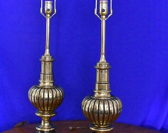 Coppia di lampade vintage eleganti, stile Hollywood Regency anni '60, in ottone massiccio e smalto.