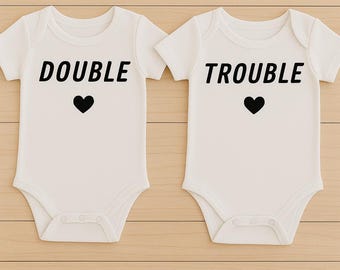 Conjunto de body para bebê DOUBLE TROUBLE – Roupas divertidas combinando para gêmeos ou irmãos