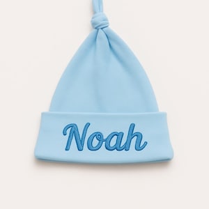 Gepersonaliseerde babymutsje – blauwe katoenen muts met knoop en geborduurde naam | Cadeau voor pasgeborenen | Ziekenhuishoed | Coming Home-outfit babyjongen