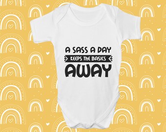 Un sass par jour éloigne les bases, le body de bébé, la croissance de bébé, les vêtements de bébé, le nouveau-né grandit
