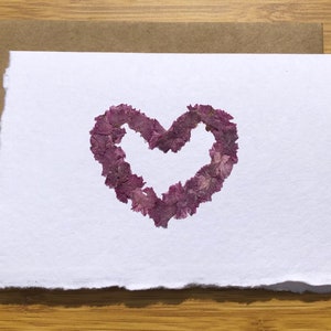 Echte gepresste Blumen Herz Karte auf handgeschöpftem Papier| Blumenkunst |Weißes Papier mit Büttenrand - Herzumriss oder ausgefüllt