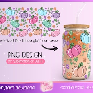 以下が含まれることがあります： 木製の蓋とストローが付いた透明なガラス瓶で、カラフルなカボチャのデザインが施されています。デザインには、さまざまな色のカボチャ、花、つるが含まれています。画像には「PNG DESIGN」と「instant download」と書かれています。