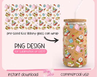 Op de afbeelding: Een 473ml glazen can wrap met een kerstthema. Het ontwerp bevat boeken, sneeuwbollen, kaarsen en kerstbomen. De tekst op de afbeelding luidt "PNG DESIGN for sublimation or UVDTF".