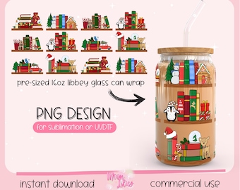 Op de afbeelding: Een glazen beker met een houten deksel en een rietje, met een feestelijk ontwerp van gestapelde boeken, pinguïns en kerstbomen. De tekst "PNG DESIGN" en "direct downloaden" zijn ook zichtbaar.