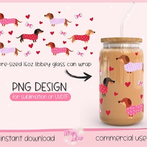 Könnte beinhalten: Ein vorgefertigter 16oz-Glas-Dosen-Überzug mit einem Design aus rosa und weißen Dackeln mit Herzen und Knochen. Das Design ist für die Sublimation oder den UV-Druck geeignet. Der Text "pre-sized 16oz libbey glass can wrap" und "PNG DESIGN for sublimation or UVDTF" ist im Bild enthalten.