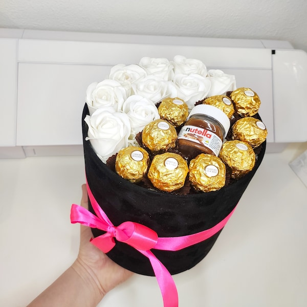 Caja de rosas y chocolates