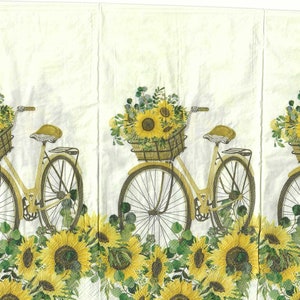Puede incluir: Una bicicleta amarilla con una cesta llena de girasoles, rodeada de girasoles. La bicicleta tiene un fondo blanco.