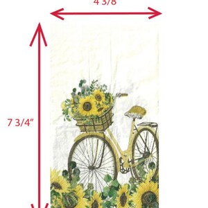 Puede incluir: Una servilleta de papel blanca con una ilustraci&oacute;n vintage de una bicicleta que lleva una cesta de girasoles. La servilleta mide 4 3/8 pulgadas por 7 3/4 pulgadas.