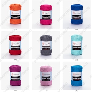 Op de afbeelding: Negen spoelen macram&eacute; katoenen garen in verschillende kleuren, waaronder oranje, rood, roze, blauw, grijs en turquoise. Elke spoel is gelabeld met "YarnArt Macrame Cotton".