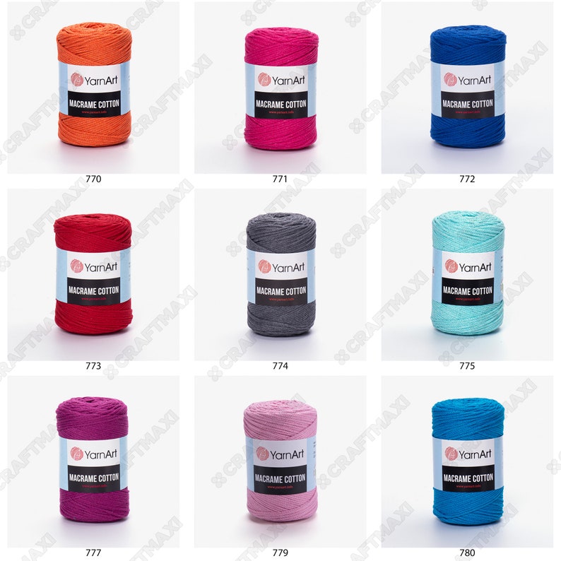 Op de afbeelding: Negen spoelen macram&eacute; katoenen garen in verschillende kleuren, waaronder oranje, rood, roze, blauw, grijs en turquoise. Elke spoel is gelabeld met "YarnArt Macrame Cotton".