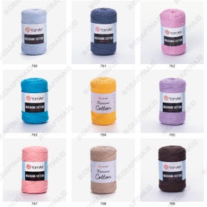 Op de afbeelding: Negen spoelen macram&eacute; katoenen koord in verschillende kleuren, waaronder lichtblauw, donkerblauw, roze, turquoise, geel, lavendel, perzik, beige en bruin. Elke spoel is gelabeld met "YarnArt Macrame Cotton" of "Macrame Cotton".