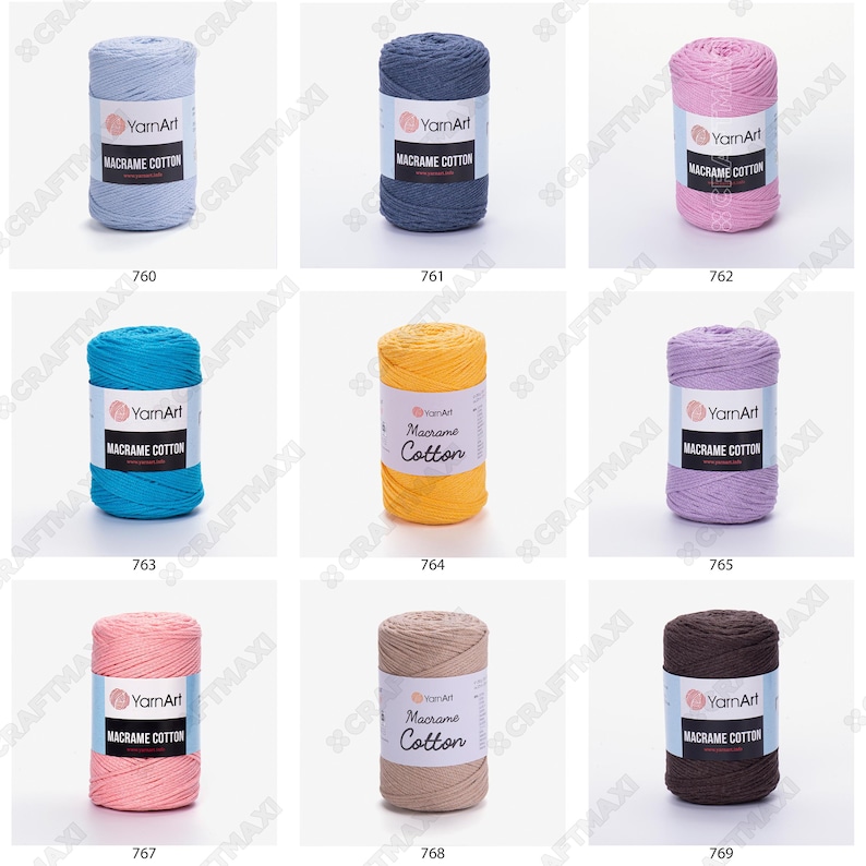 Op de afbeelding: Negen spoelen macram&eacute; katoenen koord in verschillende kleuren, waaronder lichtblauw, donkerblauw, roze, turquoise, geel, lavendel, perzik, beige en bruin. Elke spoel is gelabeld met "YarnArt Macrame Cotton" of "Macrame Cotton".