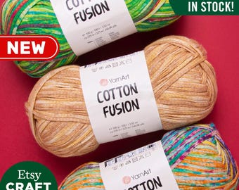 Könnte beinhalten: Drei Knäuel YarnArt Cotton Fusion Garn in verschiedenen Farbkombinationen. Die Knäuel sind mit dem Markennamen und dem Garngewicht gekennzeichnet. Der Text "ALL COLORS IN STOCK!" wird in grünen Buchstaben auf rotem Hintergrund angezeigt.