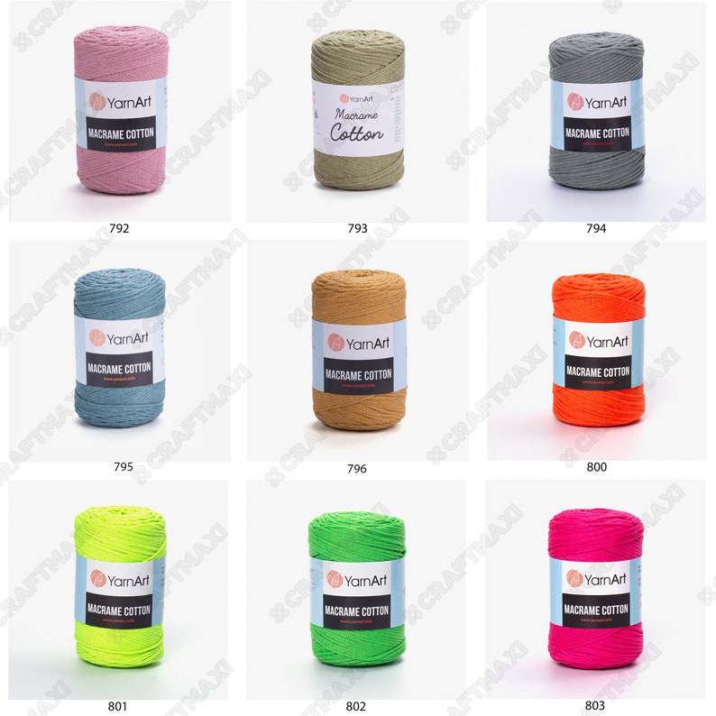 Op de afbeelding: Assortiment van 10 spoelen macram&eacute; katoenen koord in verschillende kleuren, waaronder roze, groen, grijs, blauw, oranje, geel, limoengroen en roze. Elke spoel is gelabeld met "YarnArt Macrame Cotton".