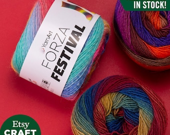 Könnte beinhalten: Drei Knäuel YarnArt Forza Festival Garn in leuchtenden Farben, darunter Blau, Rosa und Gelb. Das Garn ist mit dem Text "FORZA FESTIVAL" und "ALLE FARBEN AUF LAGER!" auf rotem Hintergrund versehen. Das Etsy Craft Maxi Shop-Logo befindet sich unten links.