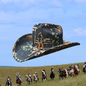 Puede incluir: Un sombrero vaquero de camuflaje con fondo negro y un patr&oacute;n marr&oacute;n, verde y blanco. El sombrero presenta un vaquero montando a caballo en la parte delantera.
