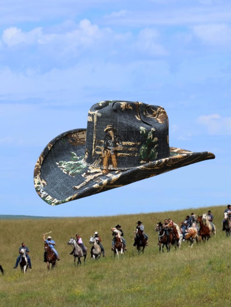 Puede incluir: Un sombrero vaquero de camuflaje con fondo negro y un patr&oacute;n marr&oacute;n, verde y blanco. El sombrero presenta un vaquero montando a caballo en la parte delantera.