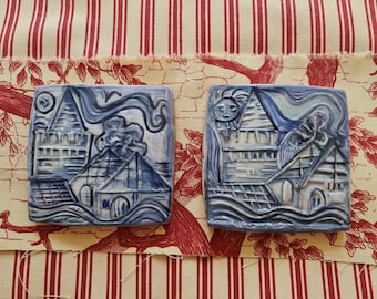 Carreau de céramique artisanal « Castle Tile Blue », en argile rouge, pièce unique peinte à la main avec relief et émaillée.
