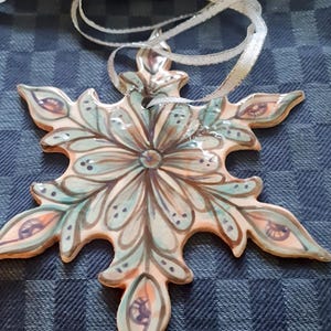 Großer Anhänger "Snowflake" Keramik aus weißem Ton, handbemalt, Blau, Weiß, transparent glasiert