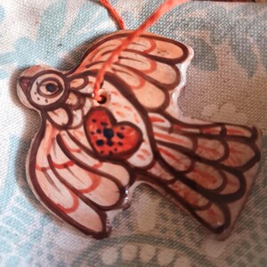 Anhänger "Flying Bird"  handgefertigter Keramikanhänger mit roter Unterglasurmalerei und transparenter Glasur