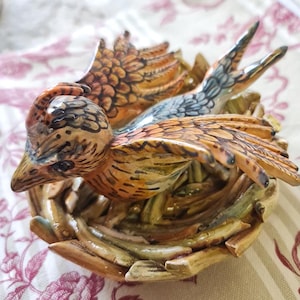 Skulptur "Vogel im Nest" handgefertigte Keramik aus weißem Ton, liebevoll handbemalt