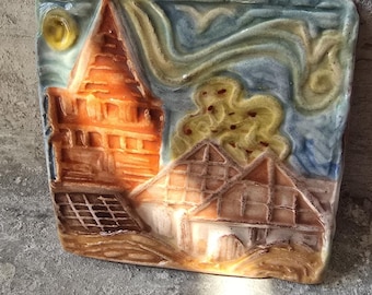 Carreau de céramique artisanal « Château », en argile rouge, pièce unique peinte à la main avec relief et émaillée.