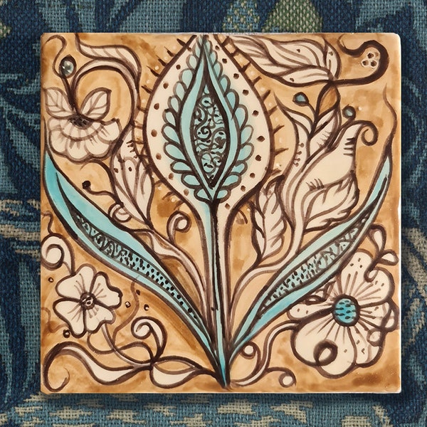 Fliese "Persian Flower" ist eine handgefertigte Keramikfliese aus hellem Ton, handbemalt und abschliessend glasiert