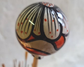 La boule « White Blossom » est faite à la main et unique. La céramique est cuite à partir d'argile légère, peinte et émaillée à la main.