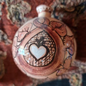 Große Kugel "Medieval Heart" ist ein handgefertigtes Unikat. Die Keramik ist aus hellem Ton gebrannt und liebevoll handbemalt und glasiert