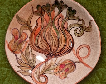 The “Artichoke” bowl is a handmade unique piece. The ceramic is fired from light clay, lovingly hand-painted and glazed